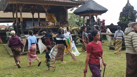 Gema Kulkul PKK Bulan Juni di Desa Tambakan: Menjaga Tradisi dan Kebersamaan di Pura Dalem